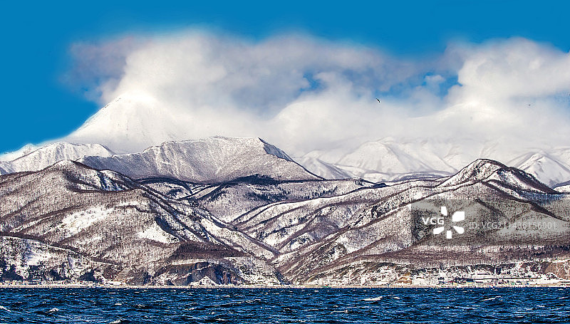 北海道岛屿海岸线，丘陵，美丽云彩，天空和大海。日本。鄂霍次克海。国后海峡。图片素材