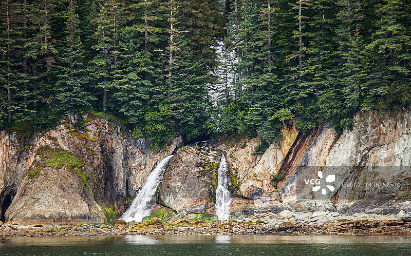 美国阿拉斯加州阿拉斯加海岸的小瀑布图片素材