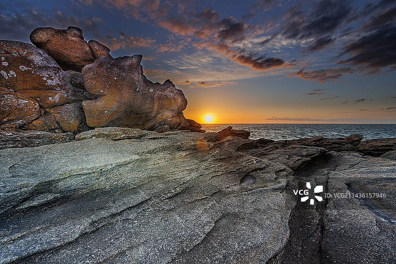 法国布列塔尼基伯龙半岛狂野海岸的日落图片素材