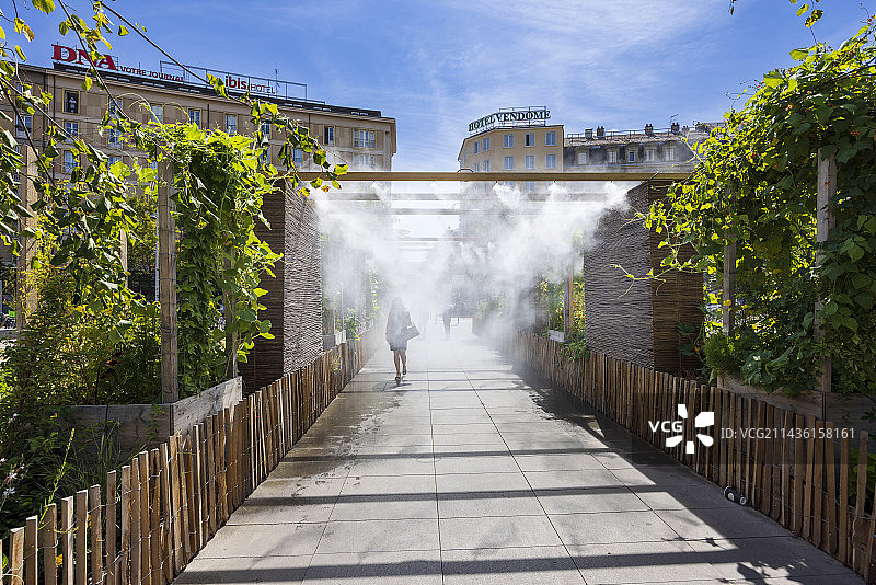 法国下莱茵省斯特拉斯堡街道上的烟雾图片素材