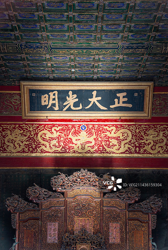 金光照耀下的故宫乾清宫正大光明匾额图片素材