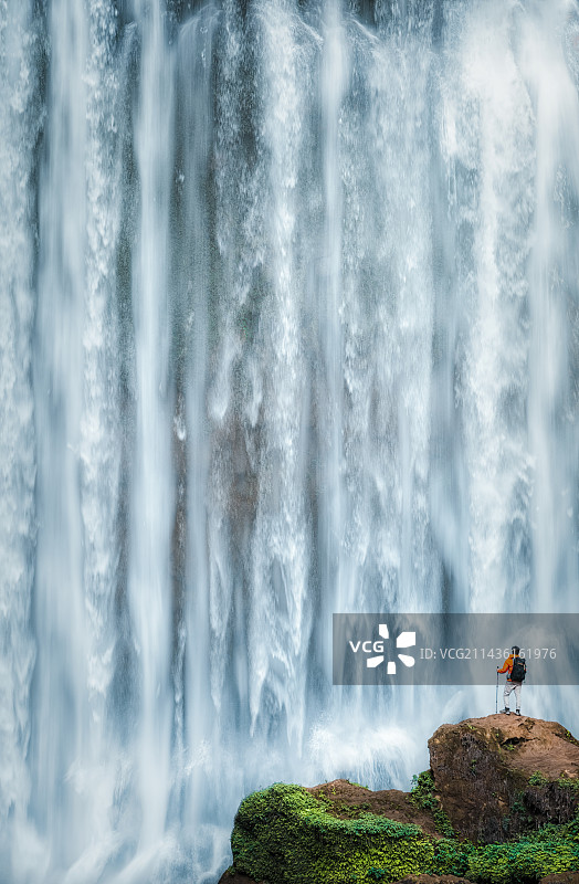 飞瀑之下图片素材