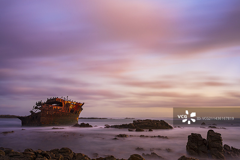 南非西开普省厄加勒斯角海岸附近的明昌丸38号残骸的暮光景色图片素材