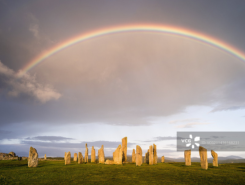 卡拉尼什立石群(卡拉尼什 1),位于外赫布里底群岛刘易斯岛。这座巨石纪念碑呈十字形,中心环绕着石头,建于公元前 2900 年至 2600 年之间。它可能面向月亮而不是太阳。欧洲,苏格兰,七月图片素材