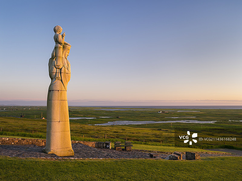 外赫布里底群岛南尤伊斯特岛景观：鲁瓦尔附近岛屿圣母教堂的日落，苏格兰，欧洲，六月图片素材