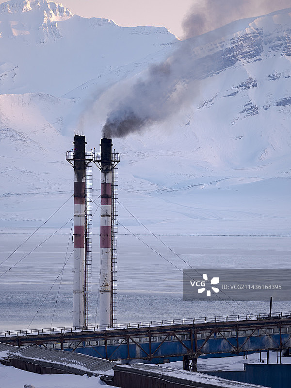 发电厂的烟囱，挪威斯瓦尔巴群岛巴伦支堡的俄罗斯煤矿小镇，煤矿仍在运营图片素材