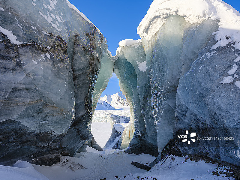 Fridtjovbreen冰川的冰川崩解，位于斯瓦尔巴群岛的Van Mijenfjorden国家公园景观图片素材