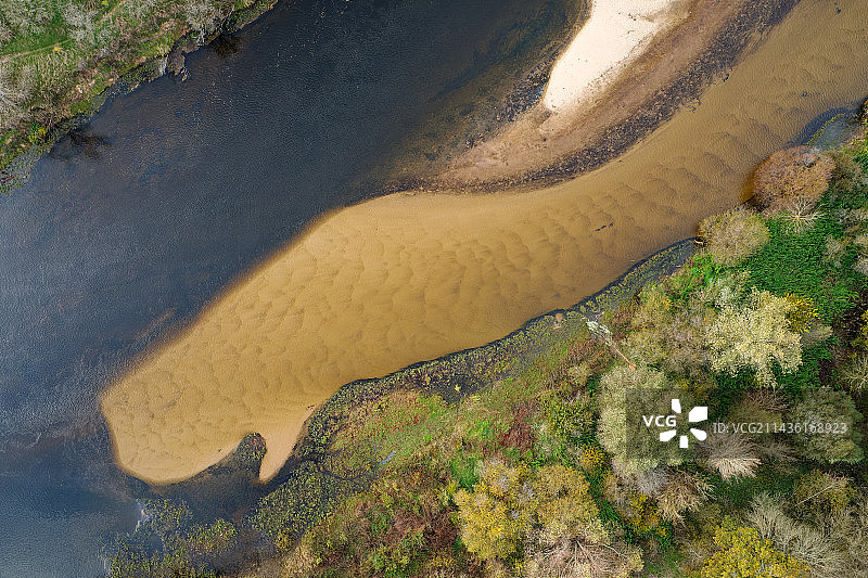 法国卢瓦尔-谢尔省库菲市谢尔河及沙洲航拍图片素材