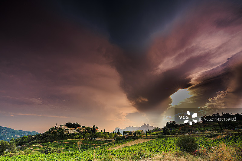 法国沃克吕兹省，蒙米拉伊花边山区，暴风雨天空下的叙泽特村图片素材
