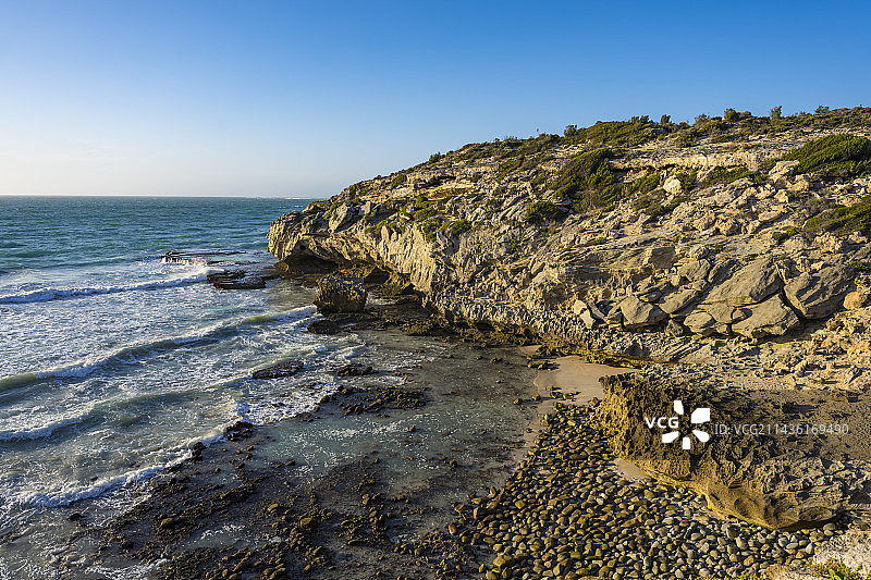 南非西开普省瓦恩辉斯克朗斯海蚀洞和岩石海岸线图片素材