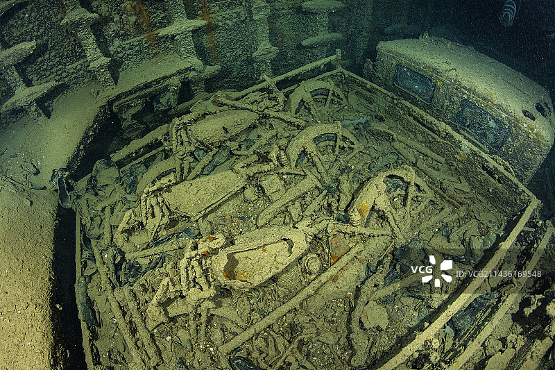 SS西斯尔格姆号沉船内部货舱装载着BSA M20和诺顿16H摩托车的卡车，该船是1940年在英格兰东北部建造的英国货轮蒸汽船，1941年被德国轰炸机击沉。靠近埃及红海西奈半岛的穆罕默德角图片素材