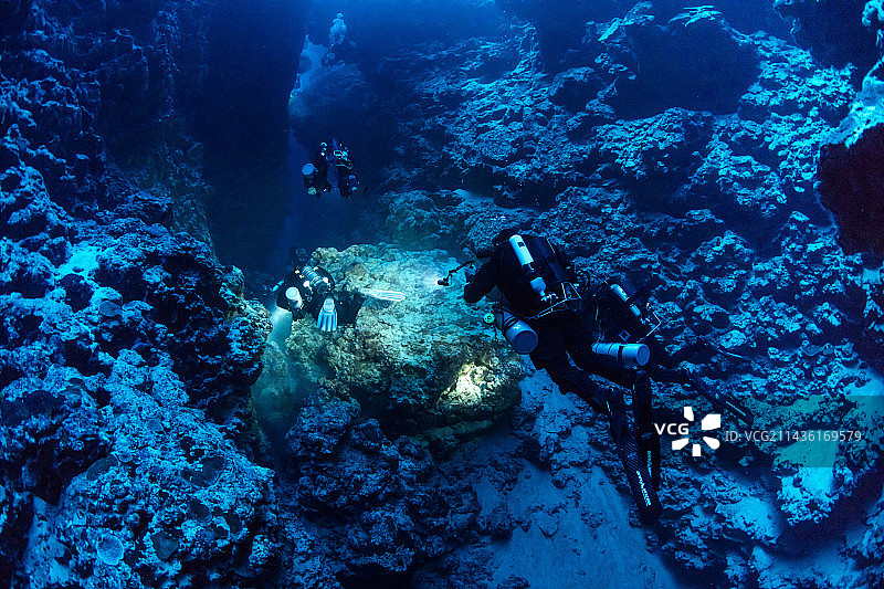 水肺潜水员在埃及红海西奈半岛达哈卜峡谷潜水图片素材