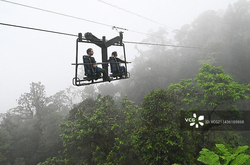 旅馆的客人在森林里骑自行车。马什皮旅馆，乔科-达连地区，厄瓜多尔图片素材