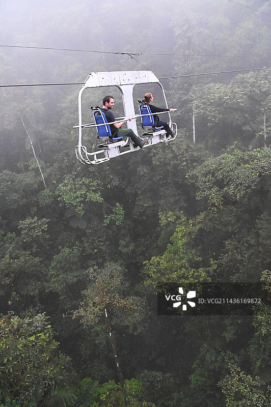 旅馆的客人在森林里骑自行车。马什皮旅馆，乔科-达连地区，厄瓜多尔图片素材