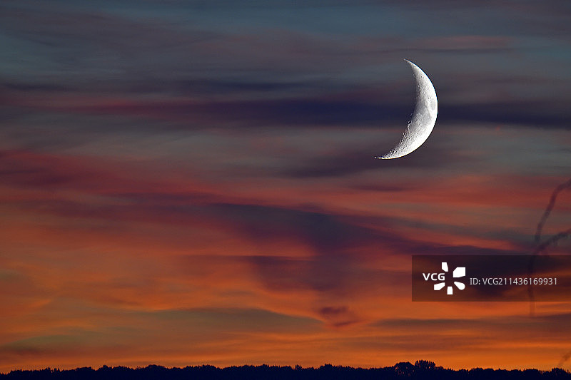 法国杜省，日落时云层中的月牙图片素材