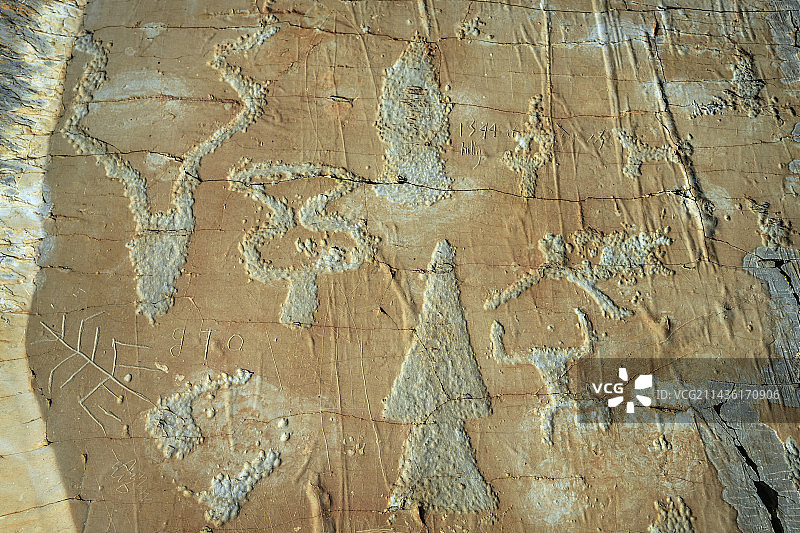 Vallon des Merveilles的岩石雕刻。在新石器时代的数千个青铜时代雕刻作品受到保护的Les Merveilles和Fontanalba的监管区域 - Mercantour国家公园 - 阿尔卑斯滨海省 - 法国图片素材