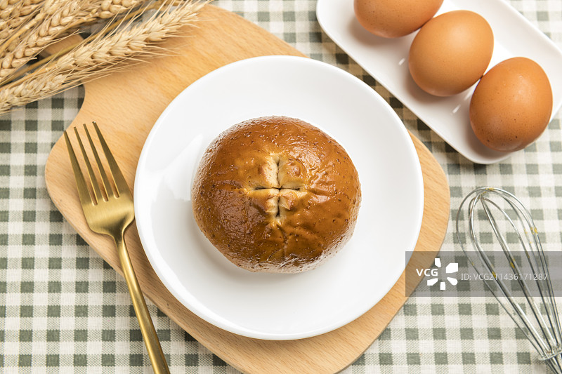 原味碱水全麦奶酪球面包摆放在桌面上特写图片素材