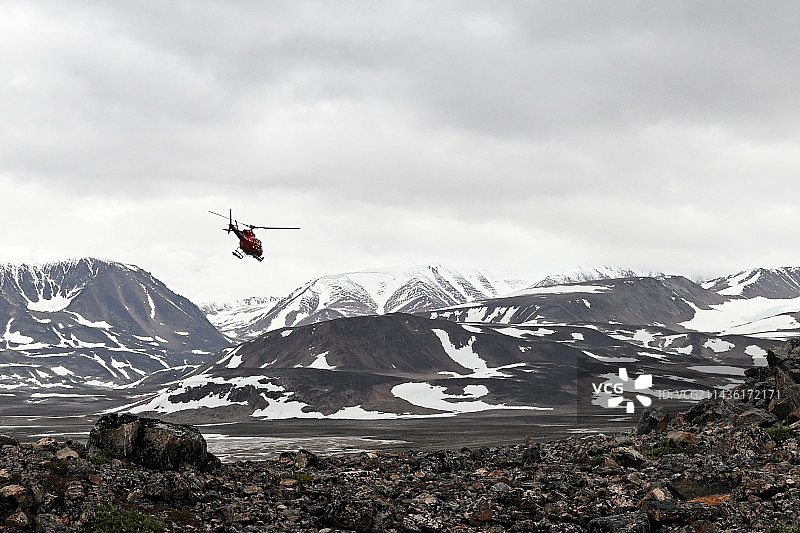 伊托考托尔米特和康斯特布尔角之间的直升机交通——从村庄到康斯特布尔角空军基地（Nerlerit Inaat），格陵兰岛，20分钟航程图片素材