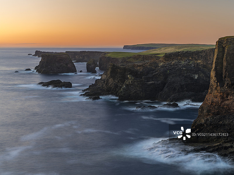 设得兰群岛埃沙内斯半岛景观，著名的悬崖和海蚀柱图片素材