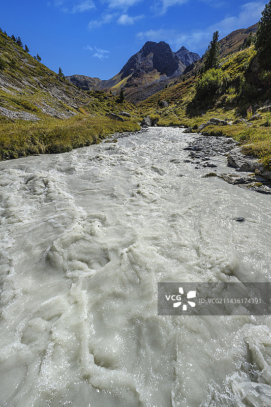 瓦努瓦兹的阿吕埃斯河的乳白色河水，格布鲁拉兹冰川的激流，图埃达自然保护区，阿吕埃斯山谷，萨瓦省，阿尔卑斯山，法国图片素材