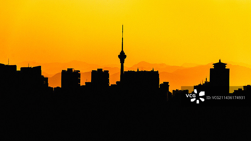 北京西城景山公园日落时的城市剪影图片素材