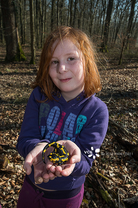 手持火蜥蜴的女孩，法国洛林图片素材