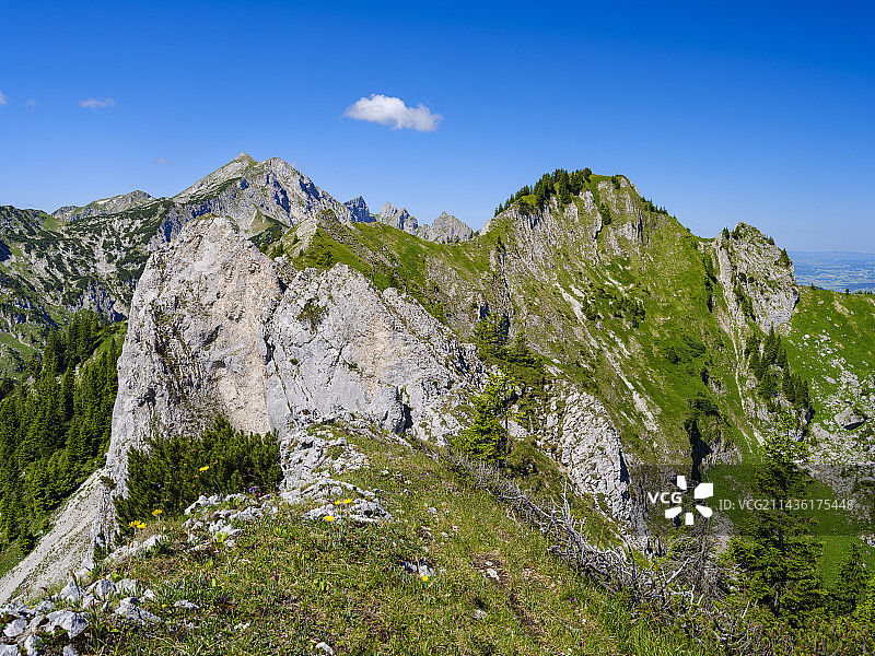 霍赫普拉特山、福德斯海恩贝格山及凯塞尔洼地的景色，阿默高阿尔卑斯山自然公园，德国巴伐利亚图片素材