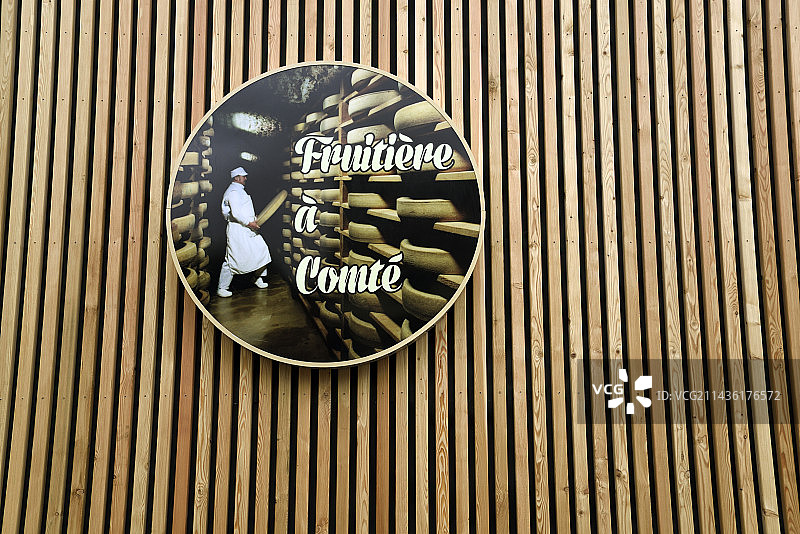 法国杜省帕萨旺孔泰奶酪厂的正面图片素材