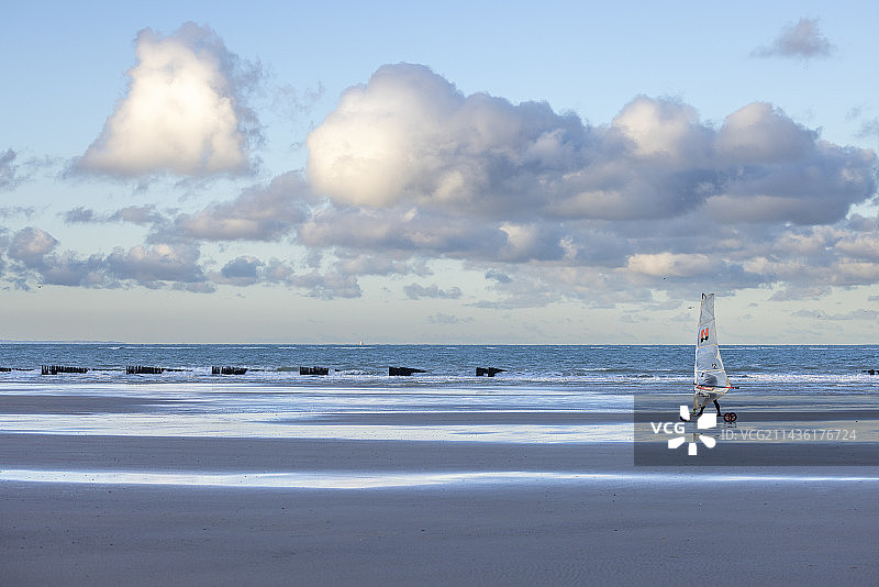 冬季法国塔丁甘海滩帆船运动图片素材
