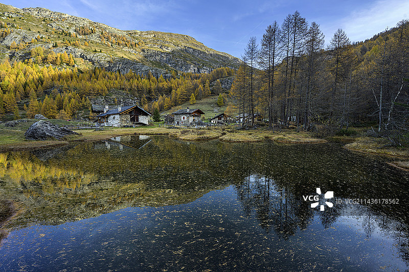 秋天的勒莫纳尔，这个由18和19世纪的传统小木屋组成的小村庄位于上塔伦泰斯地区的阿德雷，面向瓦努瓦兹公园的蒙普里冰川，该遗址被列为具有自然和遗产价值，海拔1874米，阿尔卑斯山，法国图片素材