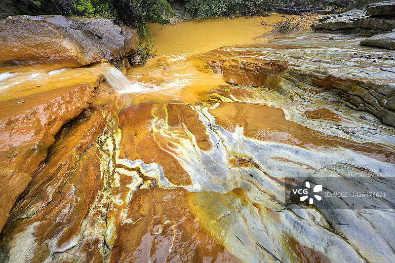 被塞文山脉采矿废料严重污染的河流。Reigoux河携带了数吨砷和大量重金属:锑、镉、铅等，这些重金属来自Peñarroya公司废弃的前矿区。砷浓度为每升7500毫克，而目前的饮用水标准为每升10毫克(法国加尔省圣塞巴斯蒂安·德·伊格雷弗伊)图片素材