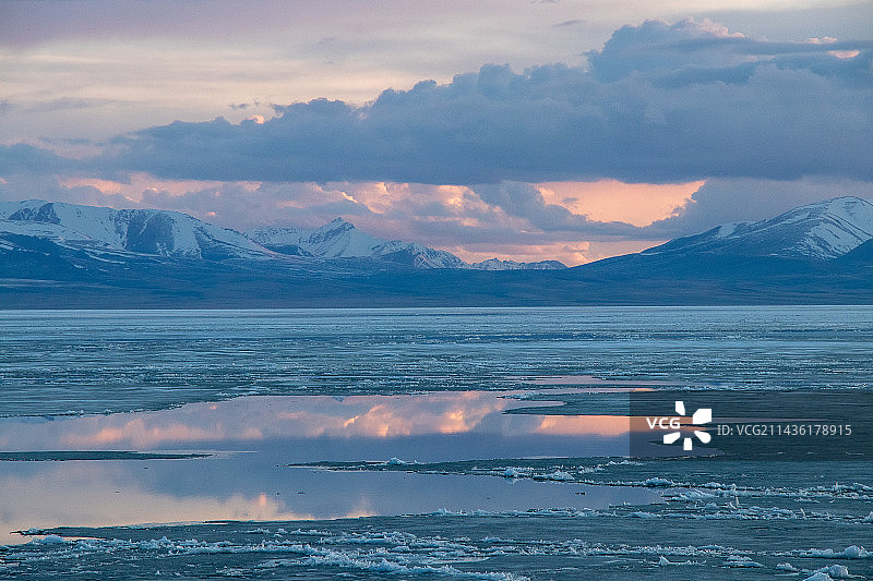 吉尔吉斯斯坦索恩科尔湖的傍晚光线图片素材