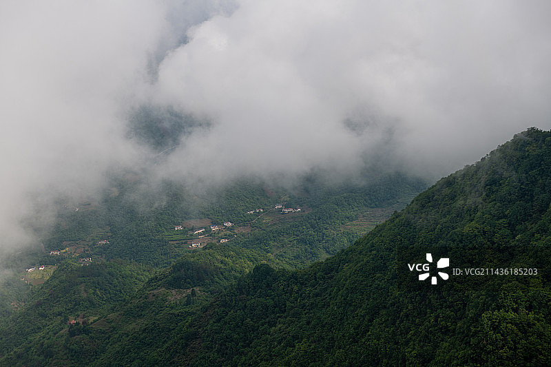 烟雾缭绕的大山图片素材