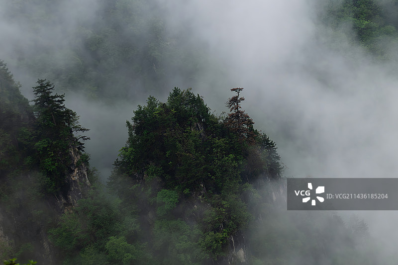 烟雾缭绕塔云山图片素材