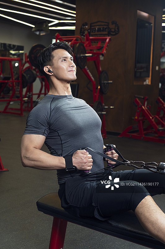 年轻男子在健身房健身图片素材