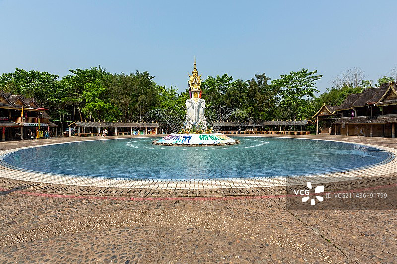 云南西双版纳傣族园万人泼水广场图片素材