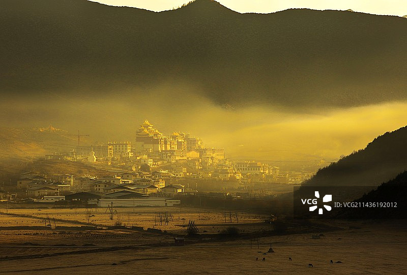 晨曦中的松赞林寺图片素材