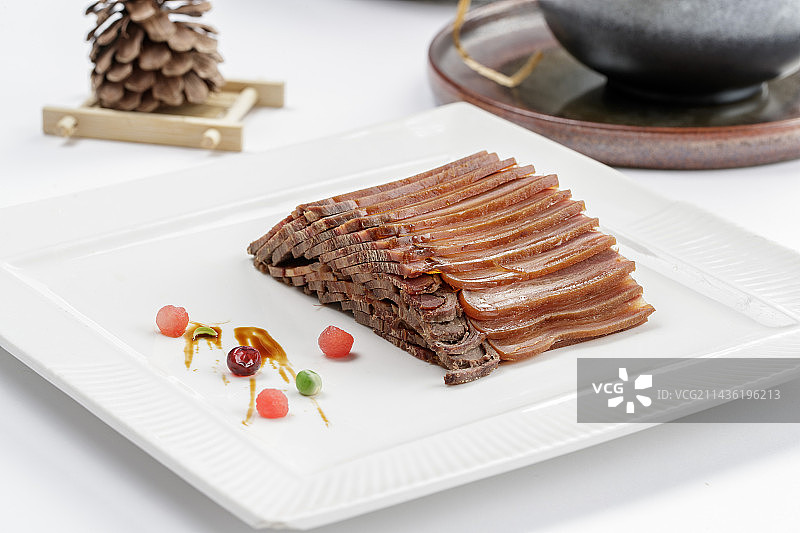 白色瓷盘装的带皮小驴肉图片素材