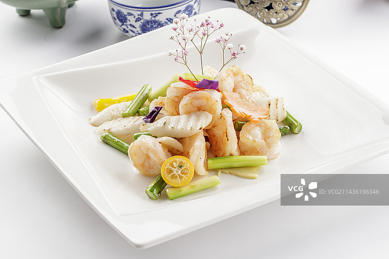 白色瓷盘装的鲜芦笋山药炒虾球图片素材