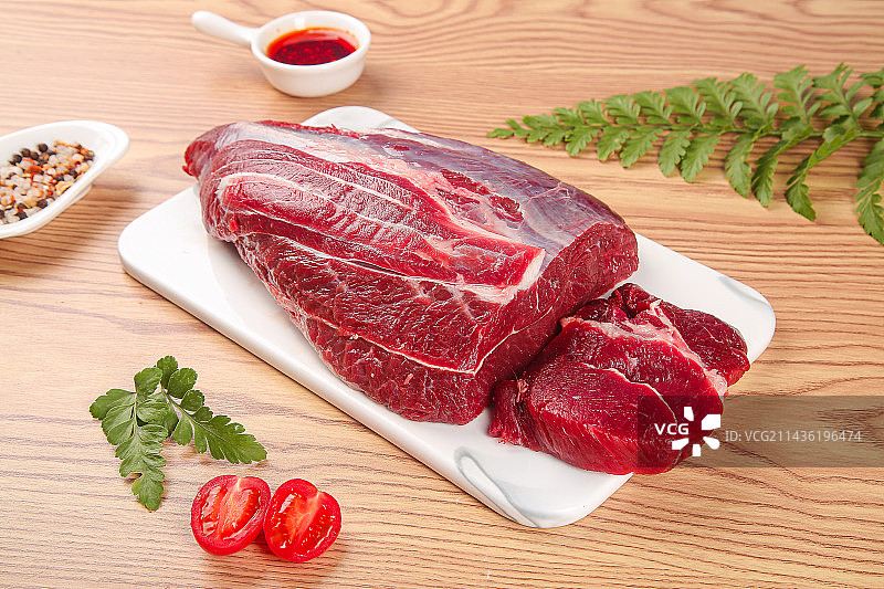 浅底上的牛腱子图片素材