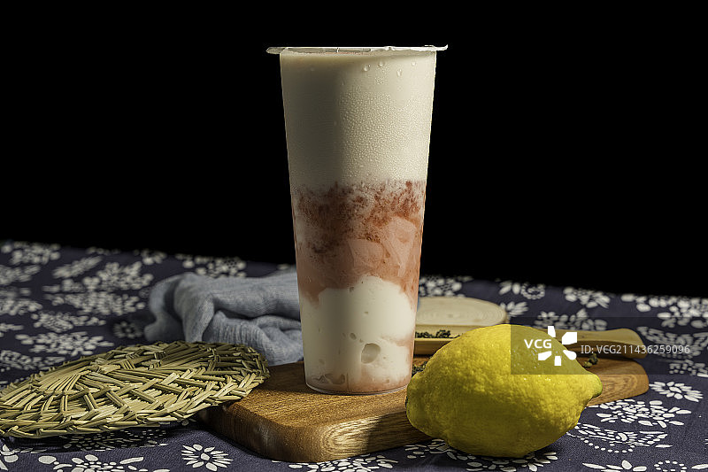 黑色背景，桌子，饮料，奶茶，特写镜头图片素材