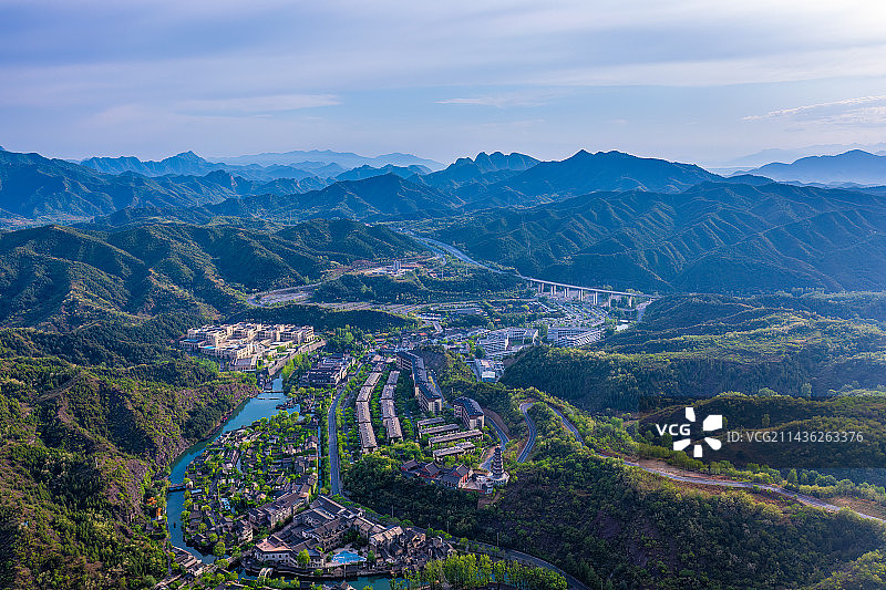 初夏雨后的北京市密云区古北水镇圆通塔院图片素材