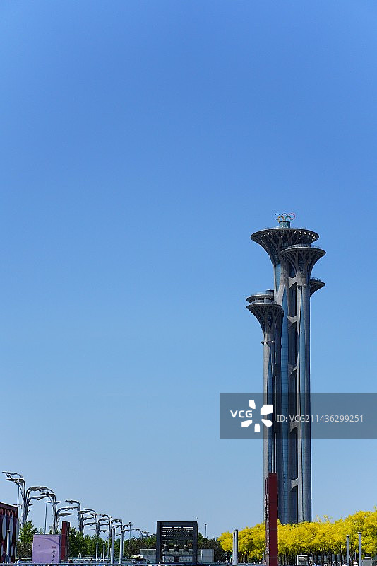 蓝天下建筑物的低角度视图图片素材