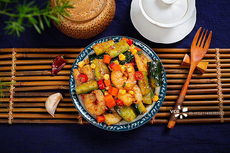 家常凉拌菜黄瓜凉拌虾仁图片素材