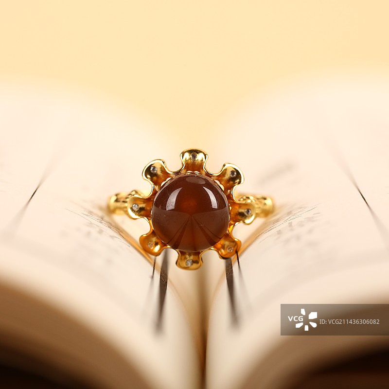 琥珀戒指图片素材