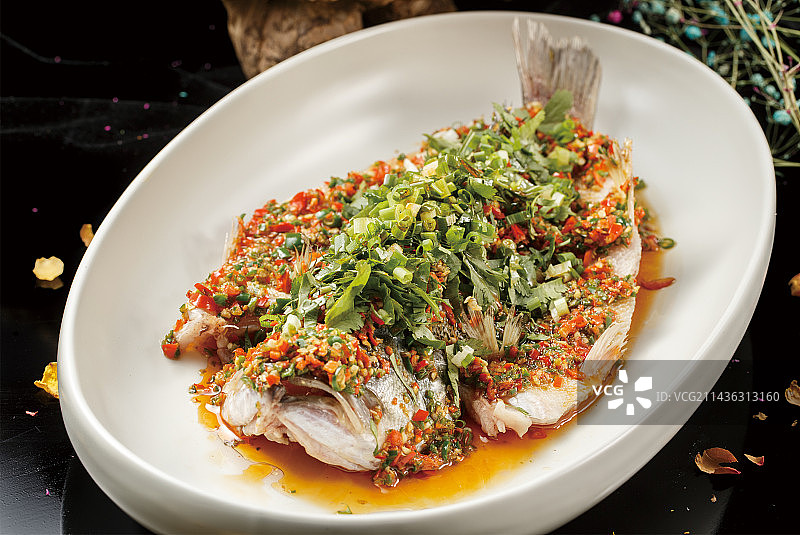 椭圆瓷盘装的剁椒蒸鲈鱼图片素材