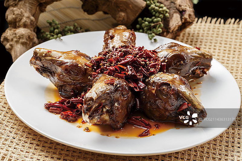 圆形白瓷盘装的麻辣兔头图片素材