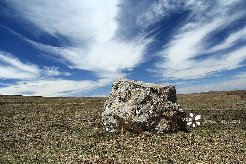 田野上的岩石对天空的风景图片素材