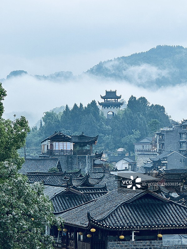 挂在瀑布上的古镇图片素材