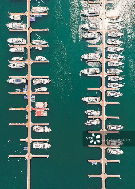 停泊在港口的船只的鸟瞰图图片素材